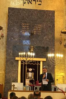 Il console all'interno della Sinagoga