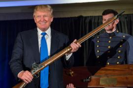 Trump impugna un fucile