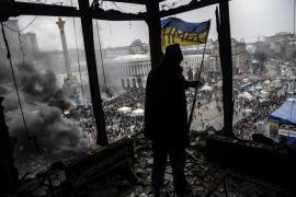 Oppositore sventola la bandiera ucraina