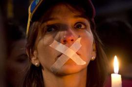 Manifestante per la libertà di stampa in Venezuela (foto di AFP/Martin Bernetti)