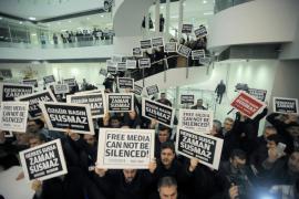 Protesta contro l'arresto di Ekrem Dumanli, direttore del giornale Zaman
