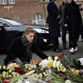 Fiori depositati davanti alla sinagoga di Copenhagen oggetto dell'attentato