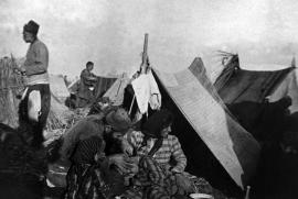 Tenda di deportati armeni nel campo di concentramento di Katma, a nord di Aleppo