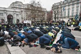 Musulmani in preghiera a Parigi