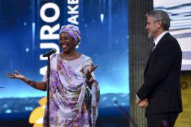 Marguerite Barankitse ringrazia per il premio Aurora, consegnatole da George Clooney