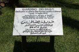 La targa all'ingresso del Giardino di Tunisi