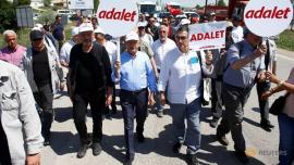 La marcia di protesta da Ankara a Istanbul, guidata dal leader del partito CHP Kemal Kılıçdaroğlu