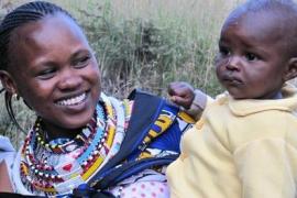 Sarah Tenoi, attivista di Safe Kenya, con una bambina