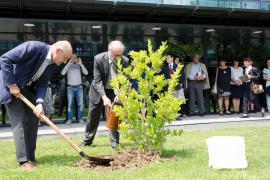 Gabriele Nissim e Vesselin Metodiev piantano la magnolia dedicata a Dimitar Peshev