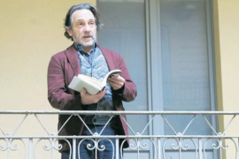 Massimiliano Speziani recita dal suo balcone durante l'isolamento per il Covid19
