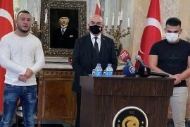 Recep Gultekin (a destra) e Mikail Özen (a sinistra) sono stati invitati all'ambasciata turca di Vienna come ringraziamento per il loro aiuto