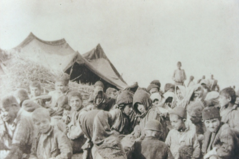 Bambini armeni orfani sotto il sole del deserto, 1915