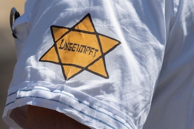 Magliette con la stella di David gialla durante una manifestazione contro i vaccini 
