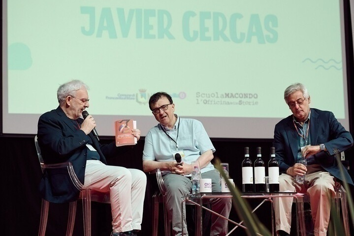 Javier Cercas con Bruno Arpaia e Oscar Buonamano a Squlibri, Festival dell Narrazioni di Francavilla al Mare Foto @Studio 214
