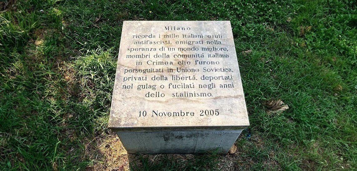 Il Parco Valsesia con la lapide per le vittime italiane (foto Gariwo)