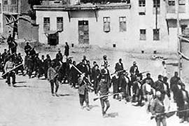 Armeni in marcia forzata (fonte Wikicommons)