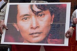 Un manifestante regge la gigantografia di Aung San Suu Kyi (Foto di  Totaloutnow)