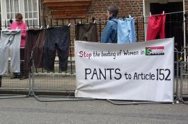 Pantaloni appesi a Londra in segno di protesta per Lubna (fonte Wikicommons)