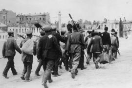 URSS, lavoratori forzati ebrei costretti a marciare dai nazisti (fonte Wikicommons)