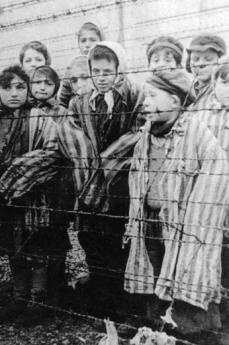 Bambini nel lager di Auschwitz (fonte Wikicommons, foto di pubblico dominio)