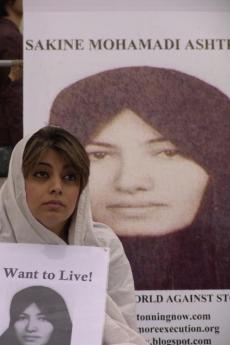 Donna velata a una manifestazione per la liberazione di Sakineh (fonte Flickr: utente Shreen ayob)