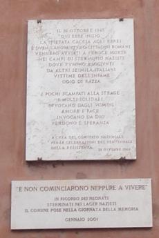 Le targhe che ricordano la deportazione degli ebrei romani (fonte Wikicommons, utente Wikibob)