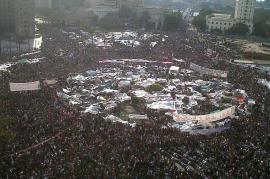 La folla in piazza Tahrir (fonte Wikicommons, utente Feb8-3-34-pm)