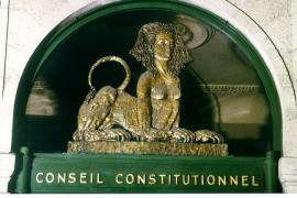 Il fregio sulla sede della Corte suprema francese (foto di pubblico dominio)