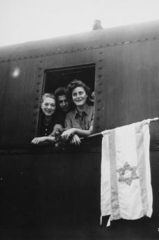 Bambini ebrei diretti in Palestina dopo la liberazione da Buchenwald (foto di Department of Defense)