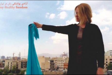 Viaggio in Iran, dove le donne rifiutano il velo