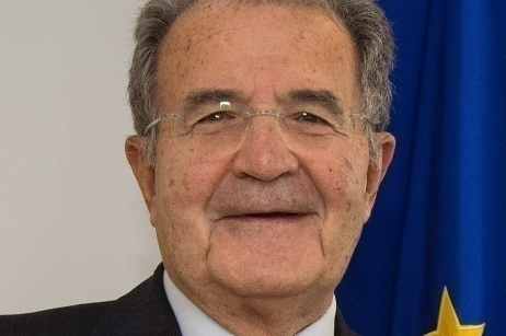 Romano Prodi: "Siamo in una deriva pericolosa, ma la democrazia si salva dal basso. La speranza è nei giovani"