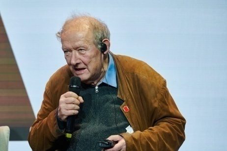 Democrazia sotto assedio, tra il compromesso e il coraggio dei dissidenti