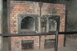 Forno crematorio di Auschwitz (fonte Wikicommons, utente Arie Darzi)