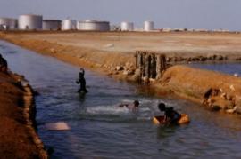Una raffineria di petrolio in Sudan (foto Wikicommons, utente Ryi)