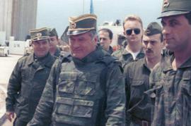 L'ex comandante serbo-bosniaco Ratko Mladic con i suoi uomini a Sarajevo nel 1993 (foto Wikicommons, utente Evstafiev Mikhail)