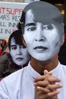 Manifestante mascherata da Aung San Suu Kyi (foto di lewishamdreamer)