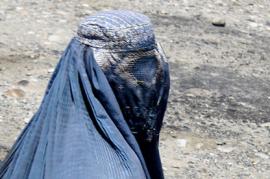 Donna afghana chiusa nel burqa (foto di The Road)