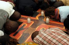 Kenya, fedeli in preghiera (foto di Sabahi online)