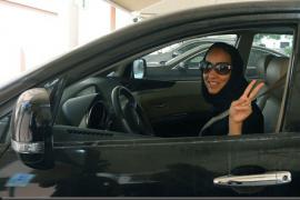 Una donna saudita al volante