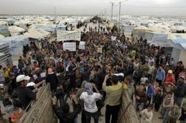 Profughi siriani alle frontiere con la Giordania (foto di dailystar)
