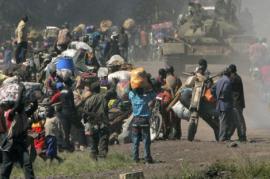 Civili in fuga in Congo (foto di Boston.com)