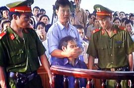 Il sacerdote dissidente Nguyen Van Ly messo a tacere dai poliziotti (foto di Asia News)