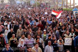 Piazza gremita in Egitto (foto di Radio onda d'urto)