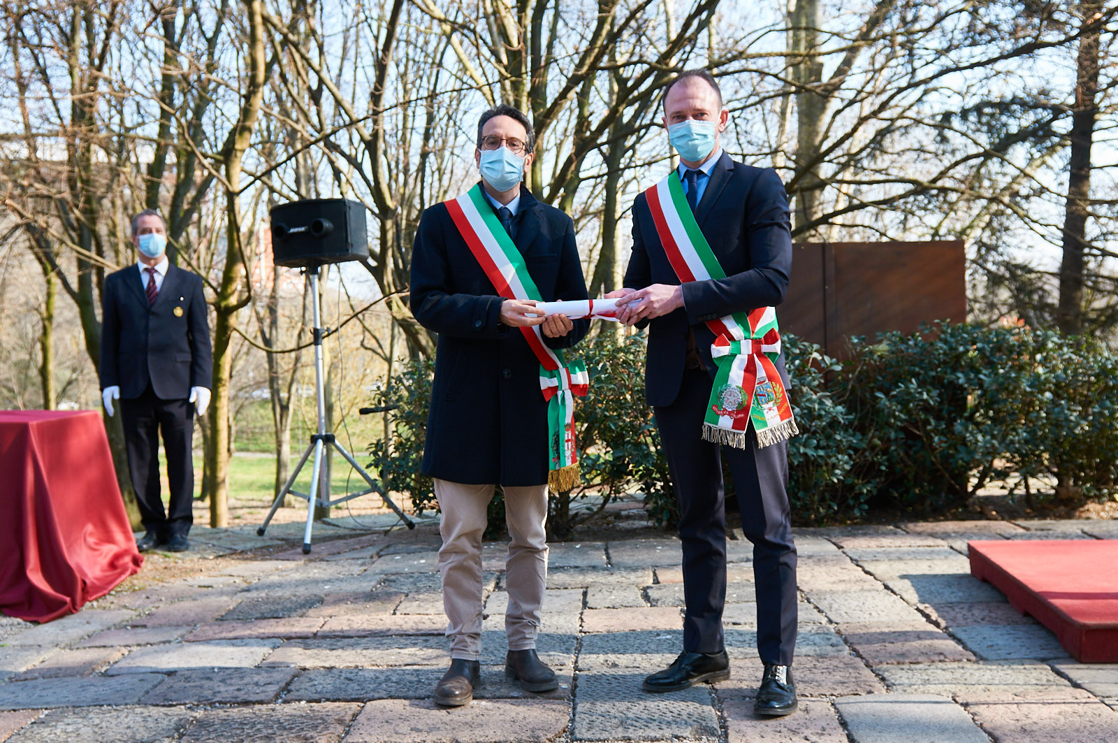 Lamberto Bertolé, già presidente del Consiglio Comunale di Milano, consegna le pergamene per i nuovi Giusti al Giardino Virtuale