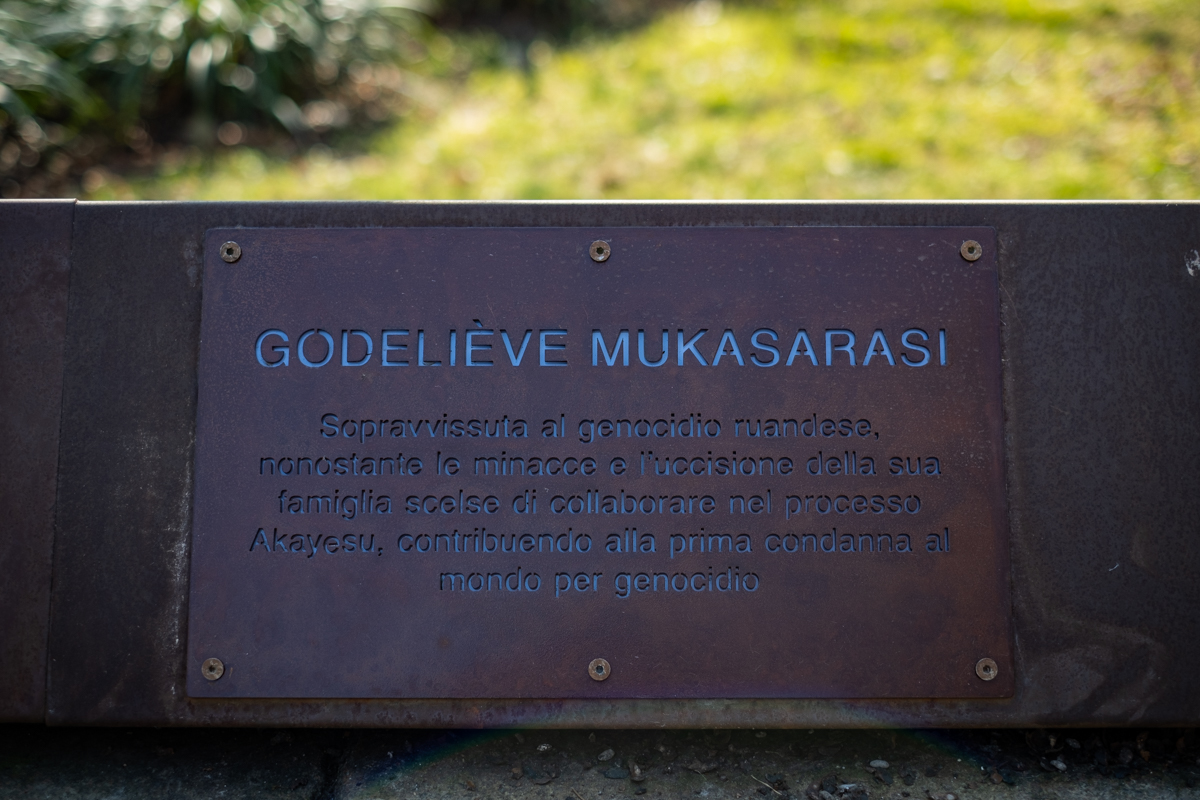 targa in onore di Godeliéve Mukasarasi
