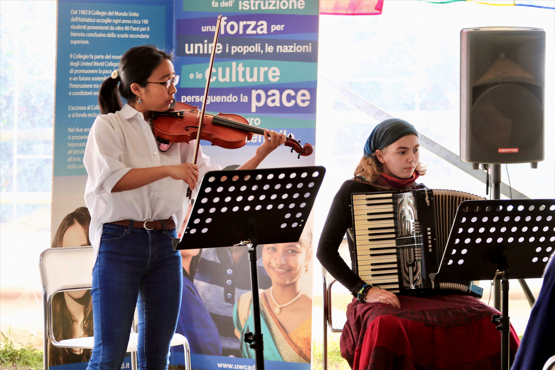 le studentesse Momoko e Doro hanno dato vita a una performance musicale su Freedom di Dorian Dionisi