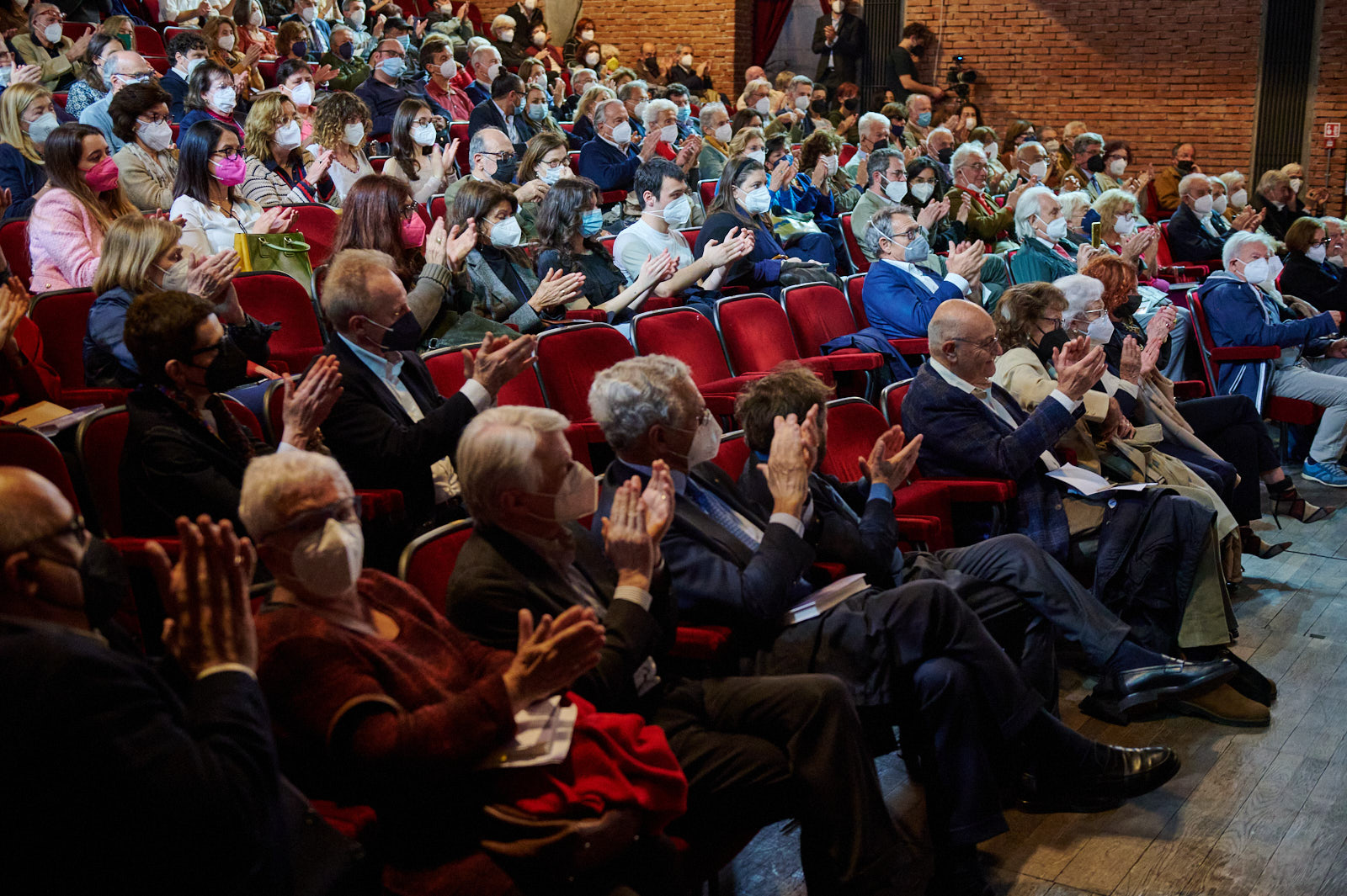 La platea presente durante la presentazione del libro di Gabriele Nissim Auschwitz non finisce mai al Teatro Franco Parenti