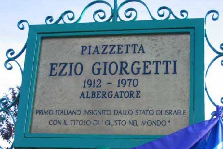 L'iscrizione nella piazzetta dedicata a Ezio Giorgetti