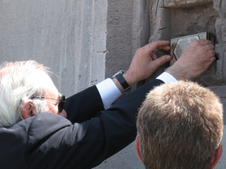 Pietro Kuciukian depone nel Muro della Memoria l'urna contenente la terra proveniente dalla tomba di Karen Jeppe ad Aleppo durante la cerimonia del 29 aprile 2007