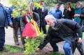 La piantumazione dell'albero con il sindaco Orlando